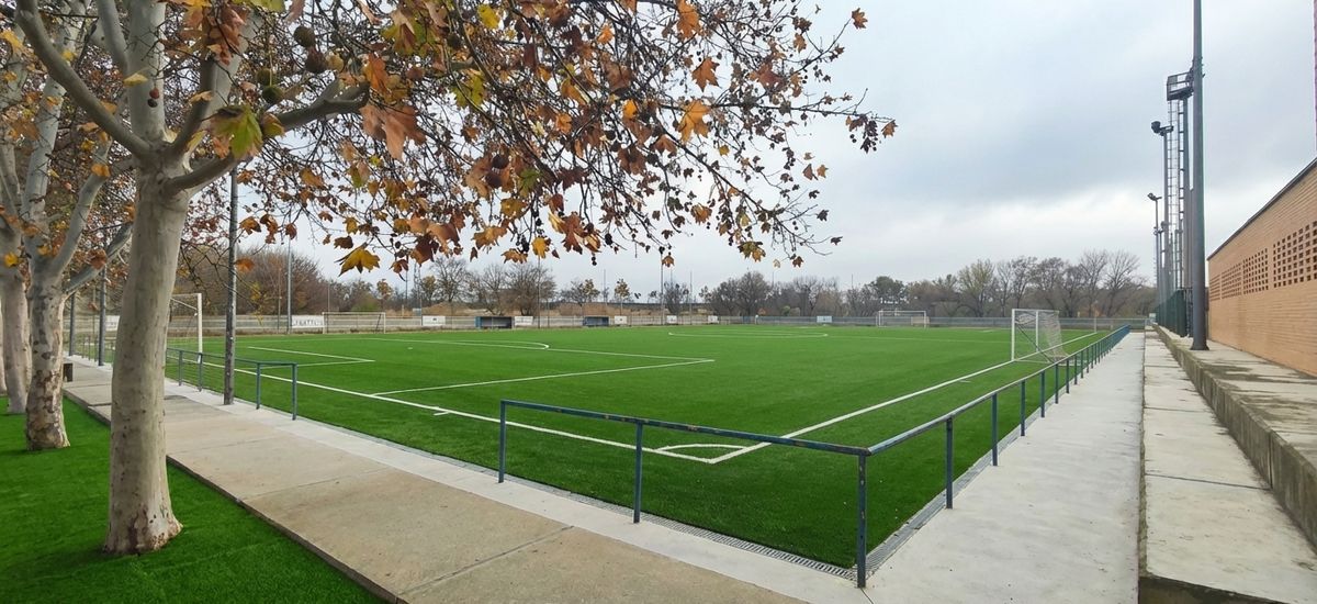 Instalación deportiva municipal con césped artificial en Zaragoza